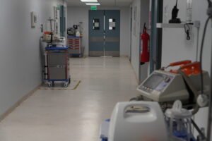 Carros de paro y desfibriladores en área quirúrgica de Clínica Médica Almirante Pastene